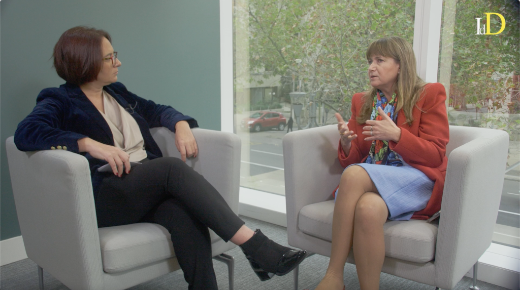 Fadua Gajardo conversa junto a Pilar Dañobeitía en el tercer episodio de la tercera temporada de nuestro podcast "Mejores directores, para mejores directorios".